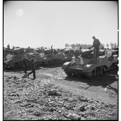 Des chars légers Stuart M5 A1 américains, qui sortent de l'établissement de réparation des engins blindés de Boufarik, sont parqués et vérifiés avant leur embarquement et leur livraison à un régiment de spahis.