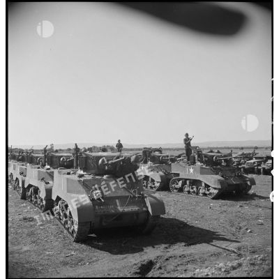 Des chars légers Stuart M5 A1 américains, qui sortent de l'établissement de réparation des engins blindés de Boufarik, sont parqués et vérifiés avant leur embarquement et leur livraison à un régiment de spahis.