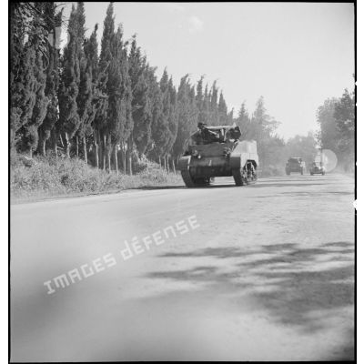 Des chars légers Stuart M5 A1 américains, qui sortent de l'établissement de réparation des engins blindés de Boufarik, partent en convoi vers la gare pour leur embarquement et leur livraison à un régiment de spahis.