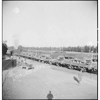 Départ d'un train de la gare de Boufarik transportant des chars légers Stuart M5 A1 et des half-tracks américains destinés à des unités françaises.