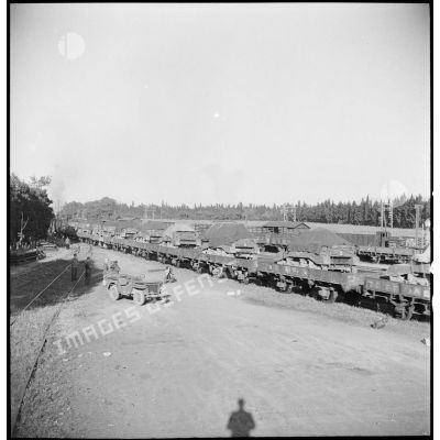 Départ d'un train de la gare de Boufarik transportant des chars légers Stuart M5 A1 américains destinés à des unités françaises.