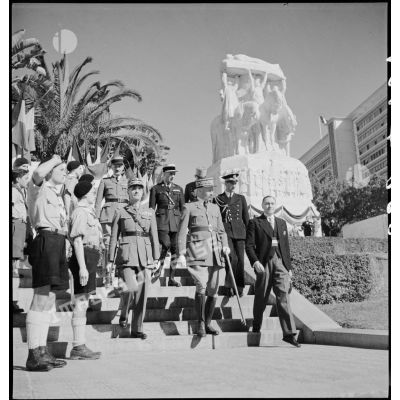 Les généraux d'armée Henri Giraud, commandant en chef civil et militaire, et Georges Catroux, accompagnés par le maire d'Alger, quittent le monument aux morts d'Alger pendant la fête de Jeanne d'Arc.