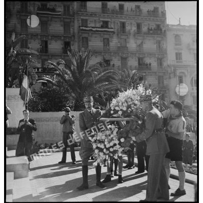 Les généraux d'armée Henri Giraud, commandant en chef civil et militaire, et Georges Catroux, déposent une gerbe au monument aux morts d'Alger pendant la fête de Jeanne d'Arc.
