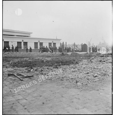 Cratère causé par l'explosion d'une bombe sur un quai du port d'Alger lors du bombardement allemand de la nuit du 18 au 19 avril 1943.