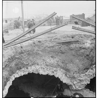 Cratère causé par l'explosion d'une bombe sur le boulevard de la République à Alger lors du bombardement allemand de la nuit du 18 au 19 avril 1943.