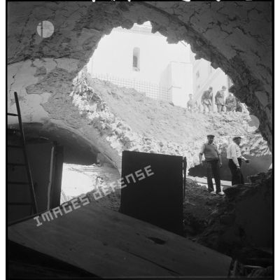 Cratère causé par l'explosion d'une bombe sur le boulevard de la République à Alger lors du bombardement allemand de la nuit du 18 au 19 avril 1943.