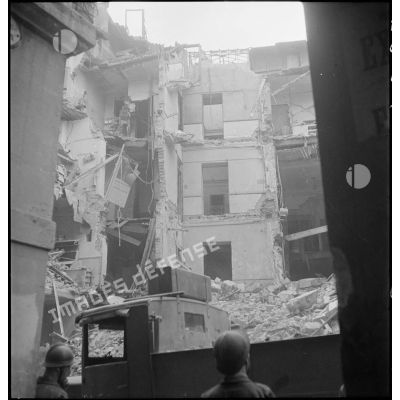 Destructions et dégâts occasionnés aux habitations de la place du Gouvernement d'Alger par le bombardement allemand de la nuit du 18 au 19 avril 1943.