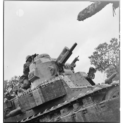 Un chef de char léger Renault D1 observe à la jumelle depuis la tourelle du blindé (armé d'un canon de 47 mm, modèle 1934, et d'une mitrailleuse de 7,5 mm MAC 31 Reibel) dans le secteur de Pichon.