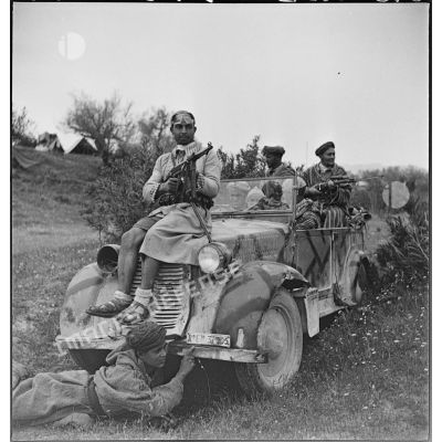 Des goumiers du IIe Tabor du 1er GTM (groupe de tabors marocains) de la 1re DMM (division de marche du Maroc) prennent la pose à bord d'une voiture de liaison FIAT 508 CM prise aux Italiens, dans le secteur de Siliana.