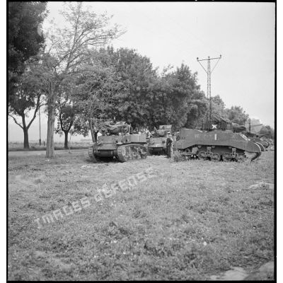 Des chars légers Stuart M5 A1, perçus par le 5e RCA (régiment de chasseurs d'Afrique) de la 1re DB (division blindée), sont parqués dans un champ en bordure d'une route à proximité de Blida.