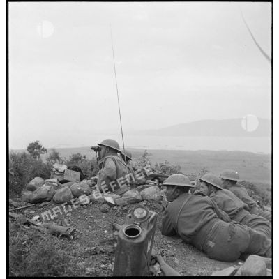 Postés sur la cote 109, à proximité du lac de Bizerte, des soldats du CFA (Corps franc d'Afrique) observent l'horizon.