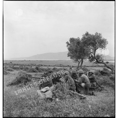 Des soldats du CFA (Corps franc d'Afrique) mettent en batterie un canon antichar de 37 mm à proximité du lac de Bizerte.