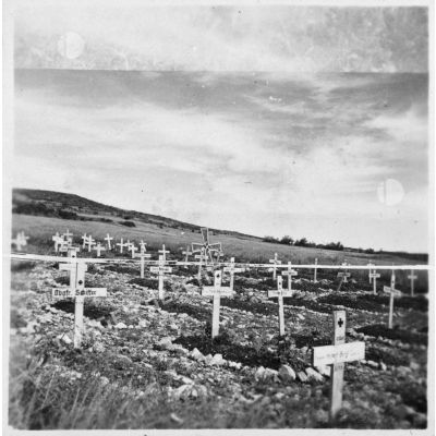 Aux environs de Bizerte, ciimetière provisoire de soldats allemands, morts au combat lors de la campagne de Tunisie.<br>Certains patronymes sont lisibles sur les croix : caporal-chef (Obergefreiter) Walfried Schiffer, mort le 6 janvier 1943, soldat grenadier (Grenadier) Franz Bergen, tombé le 5 janvier 1943 et Hubert Berg, mort en 1943, soldat du Génie allemand (Pionier) Franz Schnagge né le 05 janvier 1923 et mort le 1er décembre 1942.
