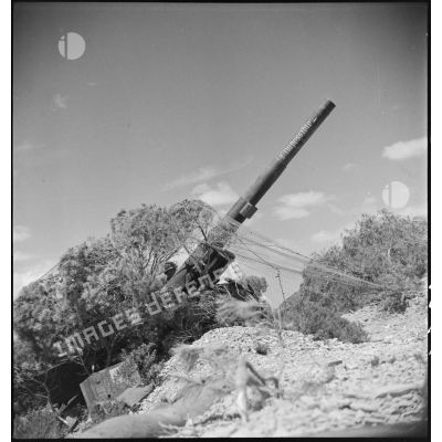 Un canon de 155 mm GPF, baptisé L'impossible, d'un régiment d'artillerie d'Afrique, est en batterie dans la région de Zaghouan.