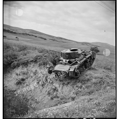Epave d'un char britannique Valentine près d'un trou dans la région de Zaghouan.