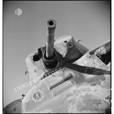Tourelle d'un char Somua S 35 du 12e RCA  (régiment de chasseurs d'Afrique) touchée par un obus antichar dans la région de Zaghouan.