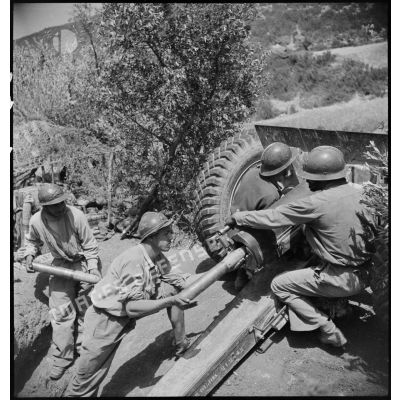 Chargement d'un canon de 75 mm modèle 1897 par des artilleurs d'un régiment d'artillerie d'Afrique dans la région de Zaghouan.