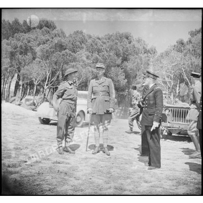 Le général d'armée Henri Giraud, commandant en chef civil et militaire, s'entretient notamment avec le colonel Joseph Magnan (à gauche), commandant le CFA (Corps franc d'Afrique) dont les troupes ont conquis Bizerte. A sa gauche, le vice-amiral Marcel Leclerc, commandant la Marine en Tunisie.