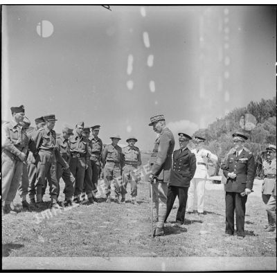 Le général d'armée Henri Giraud, commandant en chef civil et militaire, s'adresse à des officiers du CFA (Corps franc d'Afrique) en présence du vice-amiral Marcel Leclerc, commandant la Marine en Tunisie (à droite du général Giraud).