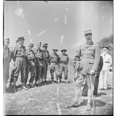 Le général d'armée Henri Giraud, commandant en chef civil et militaire, s'adresse à des officiers du CFA (Corps franc d'Afrique) en présence du vice-amiral Marcel Leclerc, commandant la Marine en Tunisie (à droite du général Giraud).