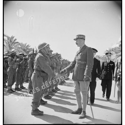 Au cours d'une cérémonie, le général d'armée Henri Giraud, commandant en chef civil et militaire, s'entretient et félicite des soldats du CFA (Corps franc d'Afrique), qui ont participé à la prise de la ville de Bizerte.