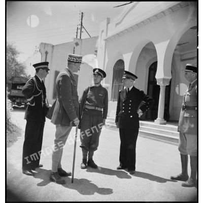 Le général d'armée Henri Giraud, commandant en chef civil et militaire, s'entretient avec un lieutenant de vaisseau d'un bataillon de fusiliers marins, en présence du vice-amiral Marcel Leclerc, commandant la Marine en Tunisie.
