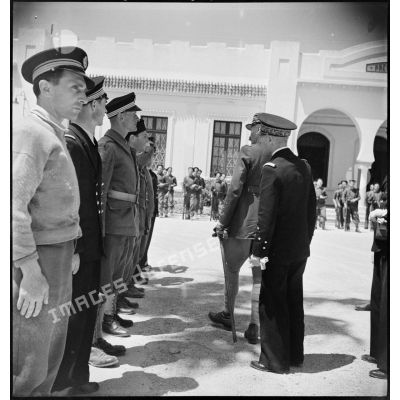 Au cours d'une cérémonie, le général d'armée Henri Giraud, commandant en chef civil et militaire, se fait présenter des officiers d'un bataillon de fusiliers marins.
