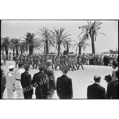 Le général d'armée Henri Giraud, commandant en chef civil et militaire, et le vice-amiral Marcel Leclerc, commandant la Marine en Tunisie, assistent à un défilé des troupes du CFA (Corps franc d'Afrique) qui ont participé à la libération de Bizerte.