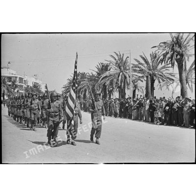 Défilé d'un détachement de troupes du 2e CA (corps d'armée) de l'armée de terre américaine qui ont participé à la libération de Bizerte.