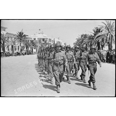 Défilé d'un détachement de troupes du 2e CA (corps d'armée) de l'armée de terre américaine qui ont participé à la libération de Bizerte.