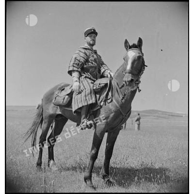 Portrait à cheval d'un commandant d'un groupe de tabors marocains lors d'un défilé à dans la région de Bizerte.