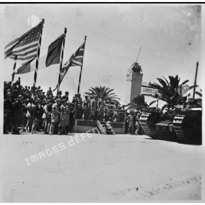 Depuis la tribune officielle, les autorités militaires assistent au défilé célébrant la victoire alliée à l'issue de la campagne de Tunisie.