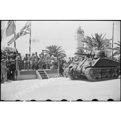 Depuis la tribune officielle, les autorités militaires assistent au défilé motorisé célébrant la victoire alliée à l'issue de la campagne de Tunisie.