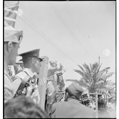 Le général d'armée Henri Giraud, commandant en chef civil et militaire, et le général Dwight Eisenhower, commandant en chef des forces alliées en Afrique, saluent les unités lors du défilé célébrant la victoire alliée à l'issue de la campagne de Tunisie.