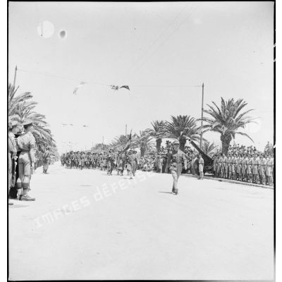 Lors de la cérémonie célébrant la victoire alliée à l'issue de la campagne de Tunisie, un général de brigade défile à la tête d'une unité de l'armée d'Afrique ayant pris part aux combats.