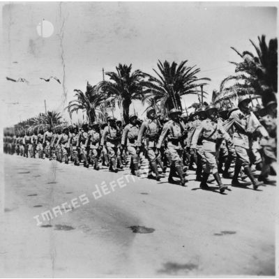 Défilé d'une unité des troupes coloniales lors de la cérémonie célébrant la victoire alliée à l'issue de la campagne de Tunisie.