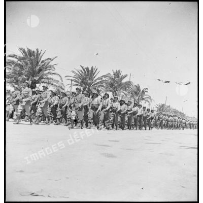 Défilé d'une unité de l'armée d'Afrique lors de la cérémonie célébrant la victoire alliée à l'issue de la campagne de Tunisie.
