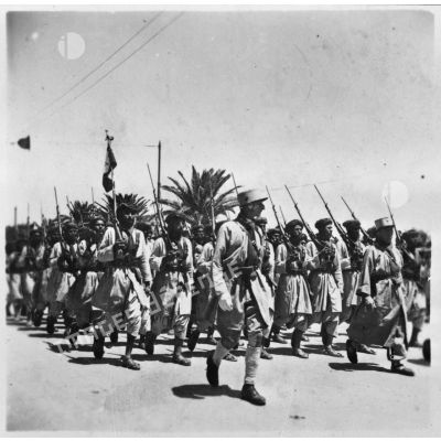 Une unité de goumiers marocains de l'armée d'Afrique défile lors de la cérémonie célébrant la victoire alliée à l'issue de la campagne de Tunisie.