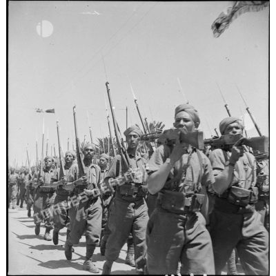 Une unité de tirailleurs de l'armée d'Afrique défile lors de la cérémonie célébrant la victoire alliée à l'issue de la campagne de Tunisie.