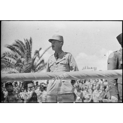 Portrait du général de brigade Philippe Leclerc, commandant la Force L, lors du défilé célébrant la victoire alliée à l'issue de la campagne de Tunisie.