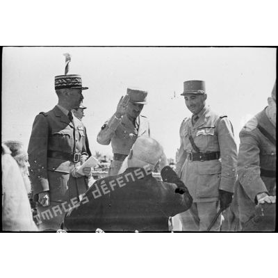 Portrait de groupe de généraux français lors du défilé célébrant la victoire alliée à l'issue de la campagne de Tunisie.
