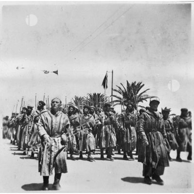 Une unité de goumiers marocains de l'armée d'Afrique défile lors de la cérémonie célébrant la victoire alliée à l'issue de la campagne de Tunisie.