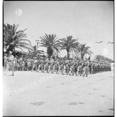 Une unité de l'armée d'Afrique défile lors de la cérémonie célébrant la victoire alliée à l'issue de la campagne de Tunisie.