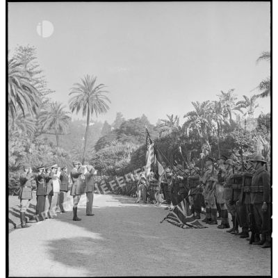 Le général d'armée Henri Giraud, commandant en chef civil et militaire, et le général Dwight Eisenhower, commandant en chef des forces alliées en Afrique, saluent les drapeaux alliés lors d'une minute de silence en hommage aux morts.