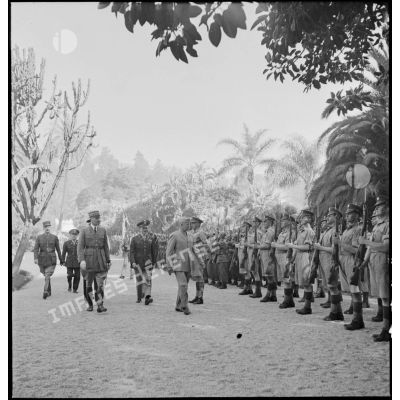Le général d'armée Henri Giraud, commandant en chef civil et militaire, et le général Dwight Eisenhower, commandant en chef des forces alliées en Afrique, passent un détachement de l'armée de terre britannique en revue au Palais d'été à Alger.