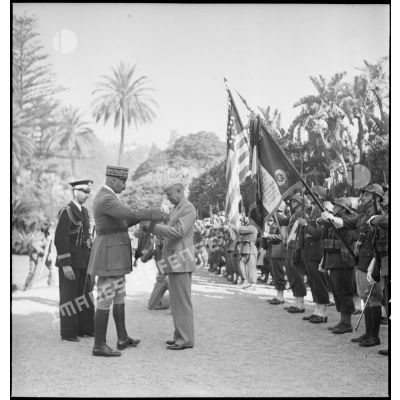 Le général d'armée Henri Giraud, commandant en chef civil et militaire, remet l'écharpe de grand-croix de la Légion d'honneur au général Dwight Eisenhower, commandant en chef des forces alliées en Afrique.