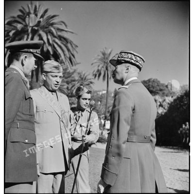 Le général d'armée Henri Giraud, commandant en chef civil et militaire, s'entretient avec le général Dwight Eisenhower, commandant en chef des forces alliées en Afrique, après lui avoir remis les insignes de grand-croix de la Légion d'honneur.