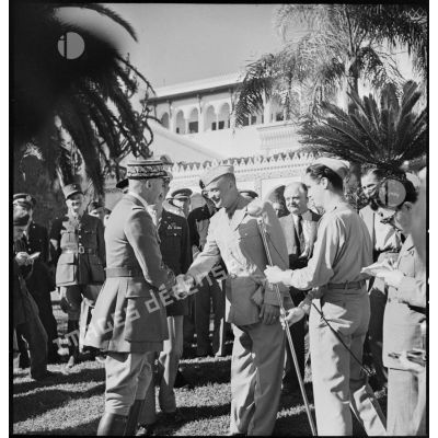 Le général d'armée Henri Giraud, commandant en chef civil et militaire, congratule le général Dwight Eisenhower, commandant en chef des forces alliées en Afrique, après lui avoir remis les insignes de grand-croix de la Légion d'honneur.