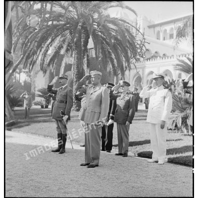 Le général d'armée Henri Giraud, commandant en chef civil et militaire, et le général Dwight Eisenhower, commandant en chef des forces alliées en Afrique, saluent lors d'une minute de silence en hommage aux morts.