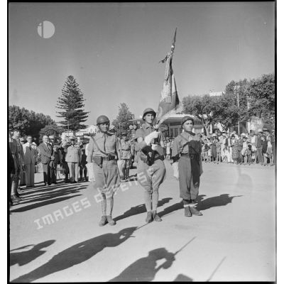 L'étendard du 65e RAA (régiment d'artillerie d'Afrique) et sa garde, de retour à Blida après avoir participé à la campagne de Tunisie.